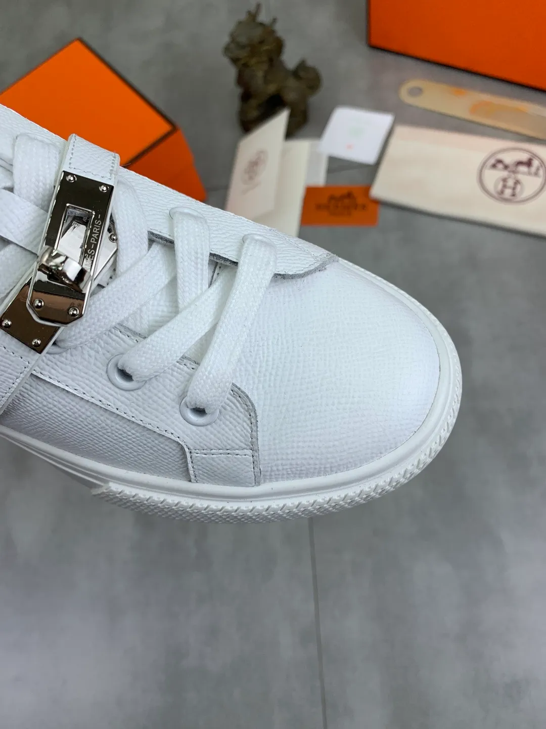 Men's men's shoes 💰P640 New Hermes top version Hermès classic couple style #𝐊𝐞𝐥𝐥𝐲 buckle casual white shoes skateboard shoes that will not conflict with shoes at all. Full of unknowns, Hermès rarely produces flat casual shoes and they are paired with classic palladium-plated Kelly shoe buckles! You'll fall in love with it at first sight. It's super versatile and can be worn with any skirt or pants. 🉑️Close your eyes and wear it. It's super noble. Fabric: Specific cowhide/canvas material. Lining: Sheepskin lining. Outsole: Original molded TPU outsole. Size: 35-45.